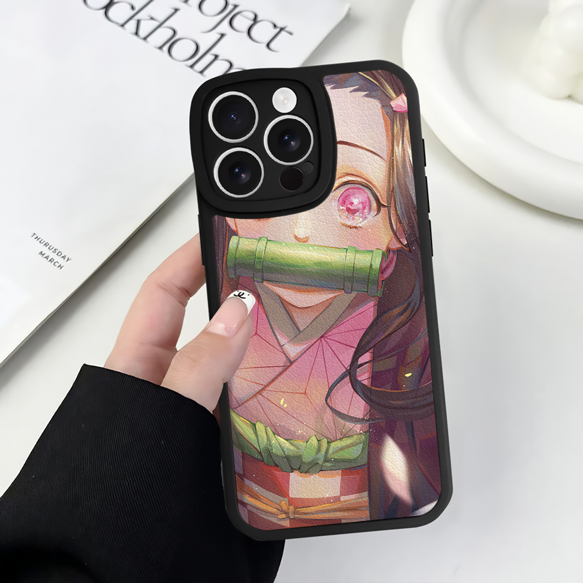 （画像用） 鬼滅の刃（きめつのやいば）竈門 禰󠄀豆子／かまど ねずこ Kamado Nezuko 【iPhone 16シリーズ対応】シリコンスマホケース（レザー調） 材質：シリコン